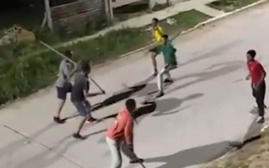 VIDEO | A los machetazos, vecinos de Ensenada se enfrentaron por la madrugada