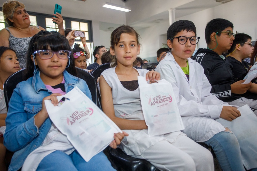 Berazategui: 60 estudiantes de escuelas primarias recibieron lentes gratuitos