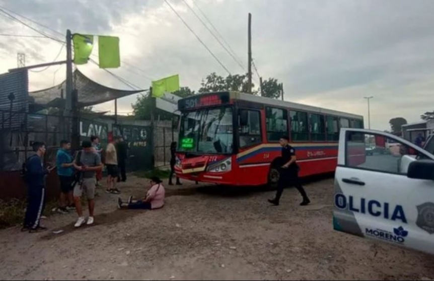 Un colectivo fuera de control embisti una parada y mat a una mujer