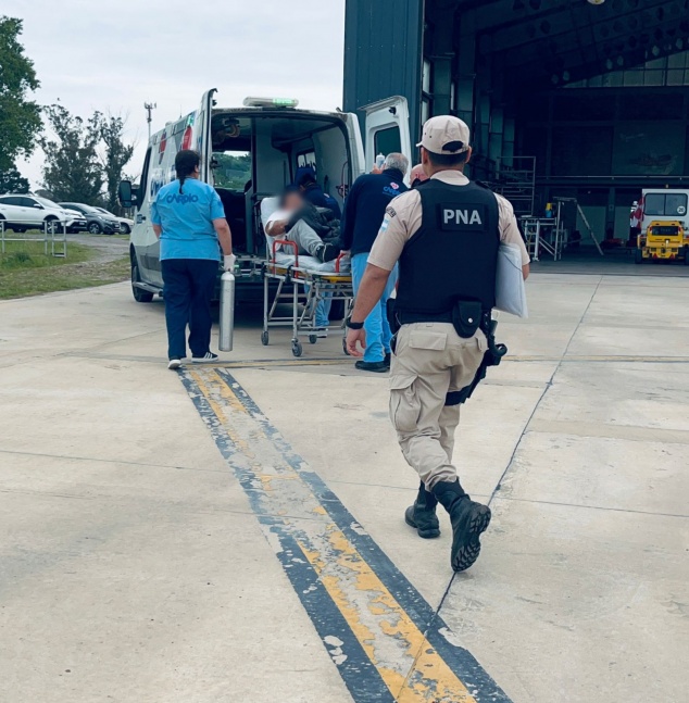 Prefectura aeroevacu de urgencia a un tripulante con problemas cardacos en plena alta mar