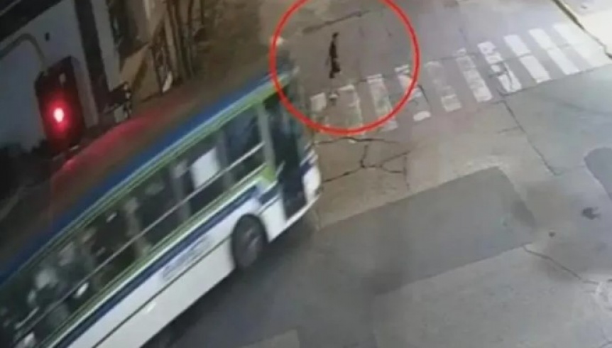 VIDEO | Un peatn fue atropellado por un colectivo en Quilmes Centro