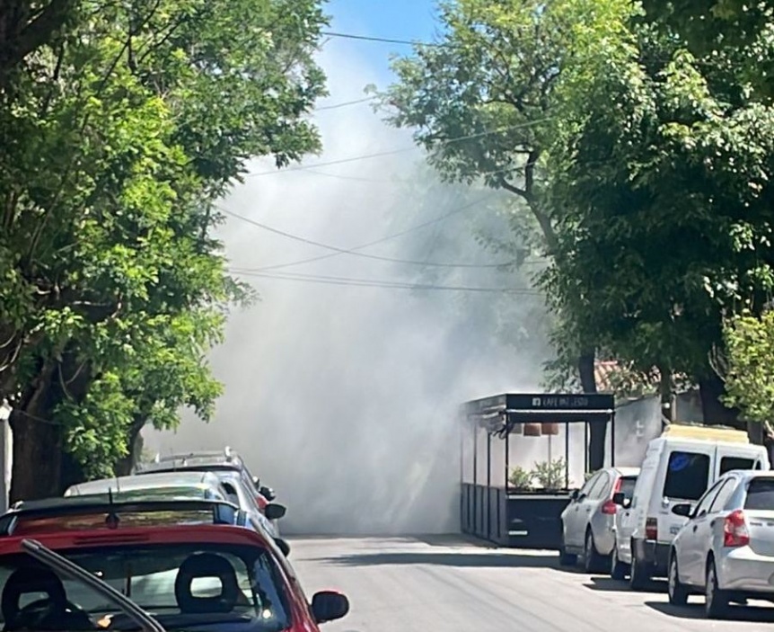 Quilmes centro: Susto por la humareda que provoc el fuego desatado en un auto