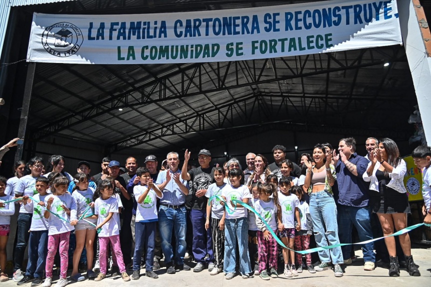 Mayra Mendoza y Larroque en la reinauguracin del centro de reciclaje de los Cartoneros de Itat