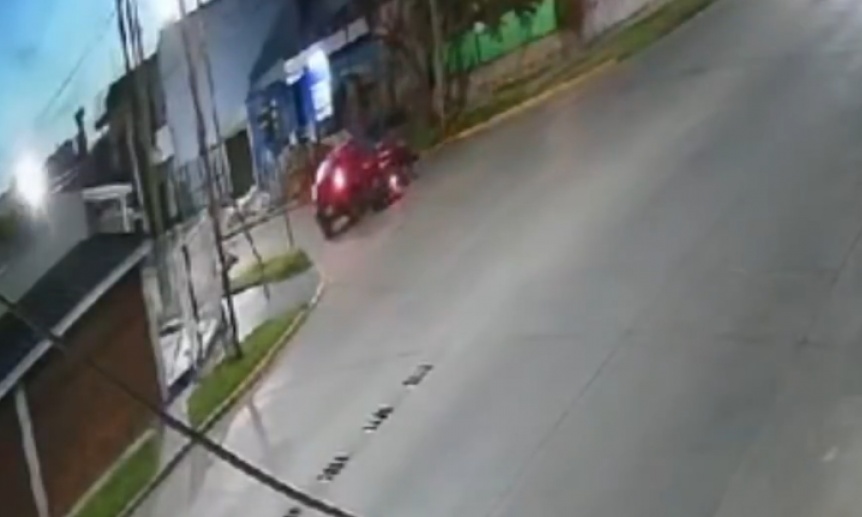 VIDEO | Quilmes: Choc una moto, la arrastr por metros, y luego escap