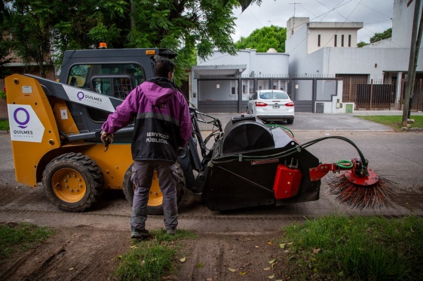 Ya funcionan nuevas barredoras en el barrio La Colonia en un operativo integral de limpieza