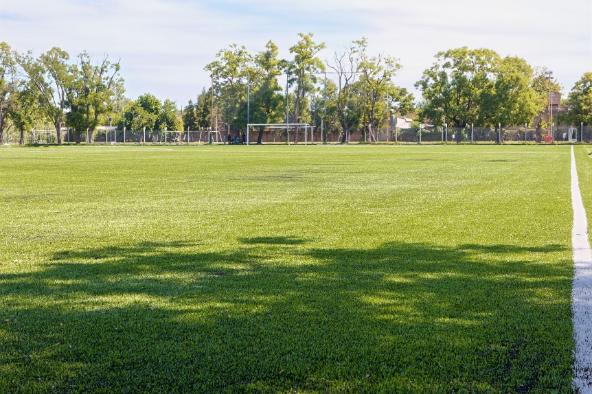 Berazategui: La cancha del Club Maltera ya luce nuevo csped sinttico