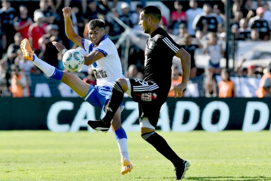 Vlez, que busca mantenerse arriba en soledad, visita a Riestra