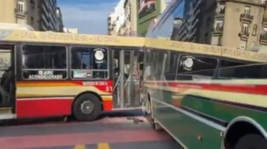 VIDEO | Fuerte choque entre dos colectivos en la 9 de julio: Hay al menos 26 heridos