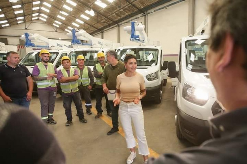 Mayra Mendoza present 5 nuevas camionetas para el rea de Alumbrado Pblico