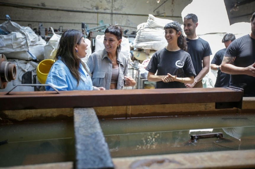 Mayra Mendoza recorri una empresa que fabrica madera plstica a partir de materiales reciclados