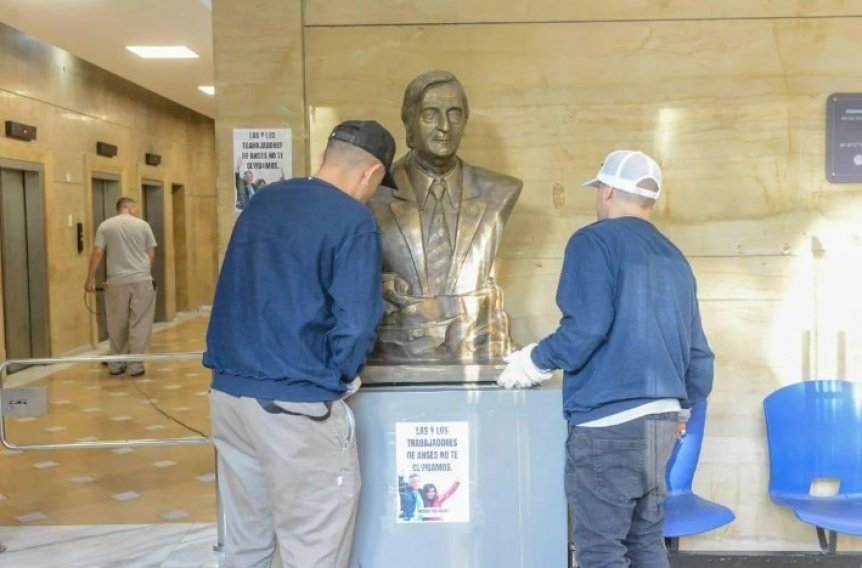 El Gobierno retir el busto de Nstor Kirchner del edificio de ANSES