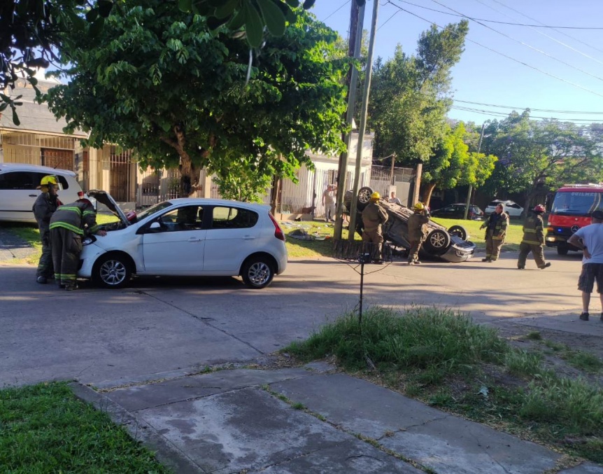 Choque y vuelco en Quilmes Oeste: Tres heridos leves