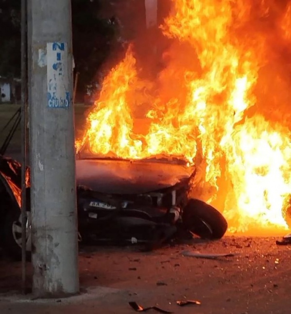 VIDEO | En La Plata dos autos chocaron, uno se prendi fuego y un hombre muri