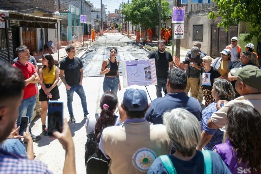 Mayra Mendoza recorri obra de pavimentacin e instalacin de luces LED en el barrio Itat