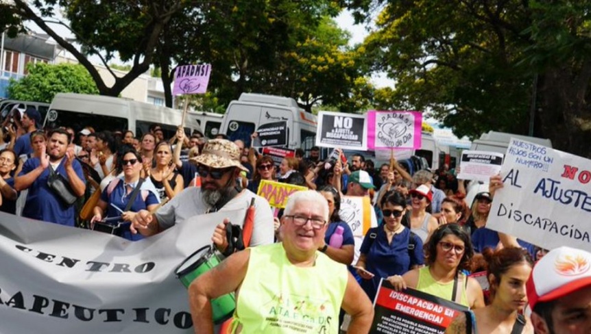 Discapacitados protestaron por recortes en las pensiones y prestaciones mdicas y de transporte