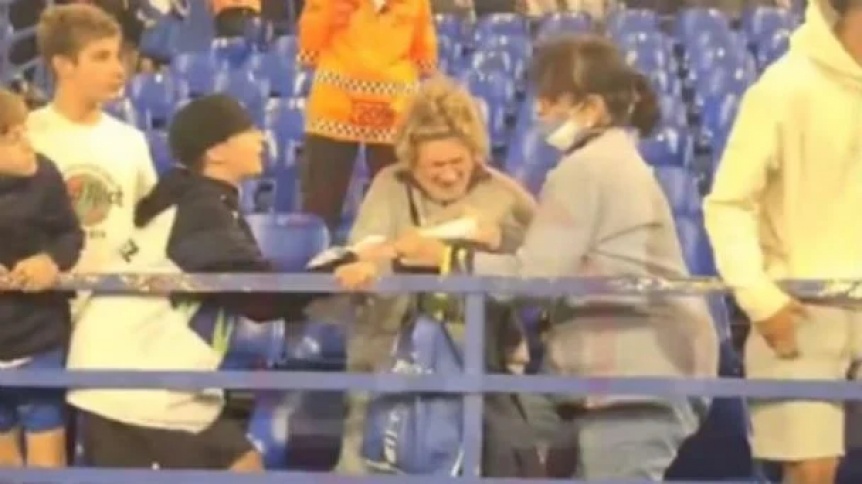 VIDEO | La pelea entre un nio y una mujer por una camiseta de un jugador de Vlez