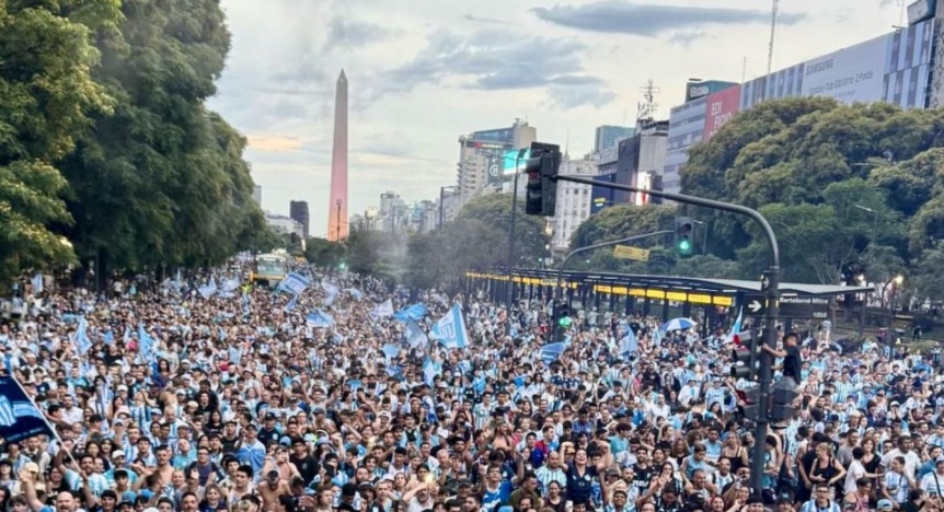 Racing retorn al pas y festej con su gente en el Obelisco el ttulo obtenido