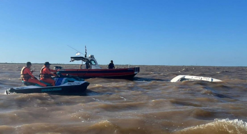 Rescataron a dos personas tras el hundimiento de una embarcacin en San Isidro