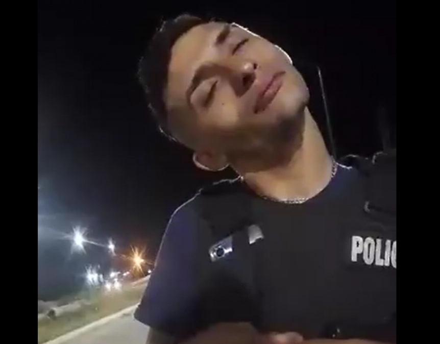 VIDEO | Escracharon a un polica borracho: Se quedaba dormido en medio de un operativo