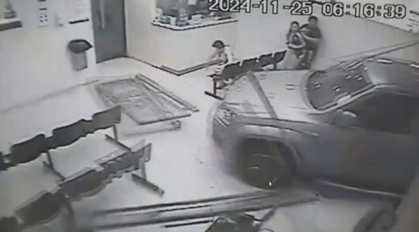 VIDEO | Detuvieron a un hombre que entr con su camioneta a un hospital porque no lo atendan