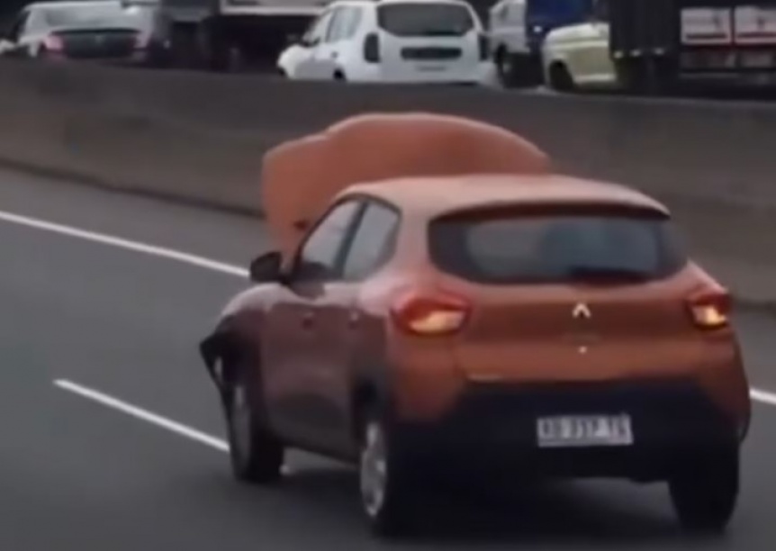 VIDEO | Una mujer manej con el capot levantado por la Panamericana