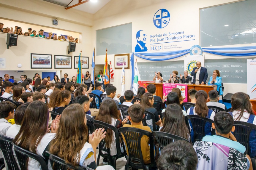 230 estudiantes de Berazategui recibieron su diploma al mejor compaero