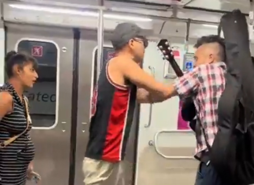 VIDEO | Violenta pelea en el subte entre artista callejero y vendedores ambulantes