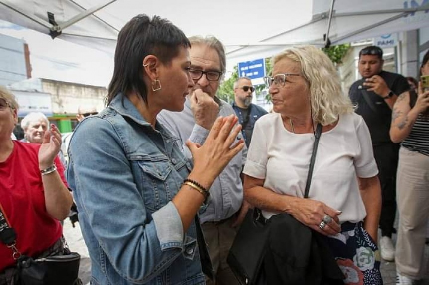 Mayra Mendoza acompa a jubilados que protestaron frente a PAMI Quilmes