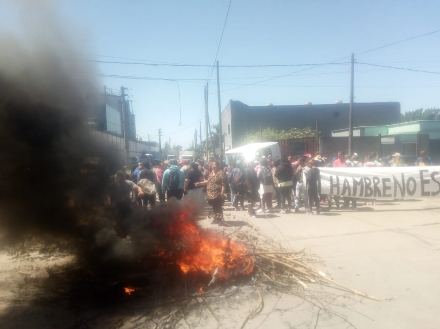 Organizaciones sociales reclamaron entrega de carne en un frigorfico de Bernal Oeste