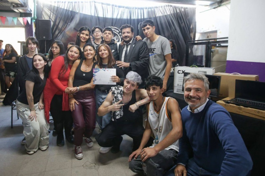 Mayra Mendoza junto al ministro Mena en entrega de premios 