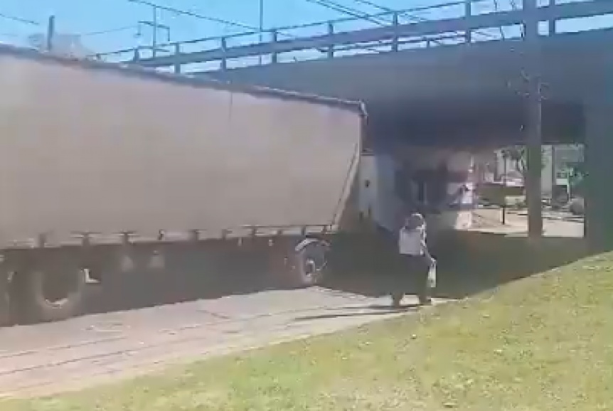 VIDEO | Un camin qued atascado bajo un puente en el Acceso Sudeste