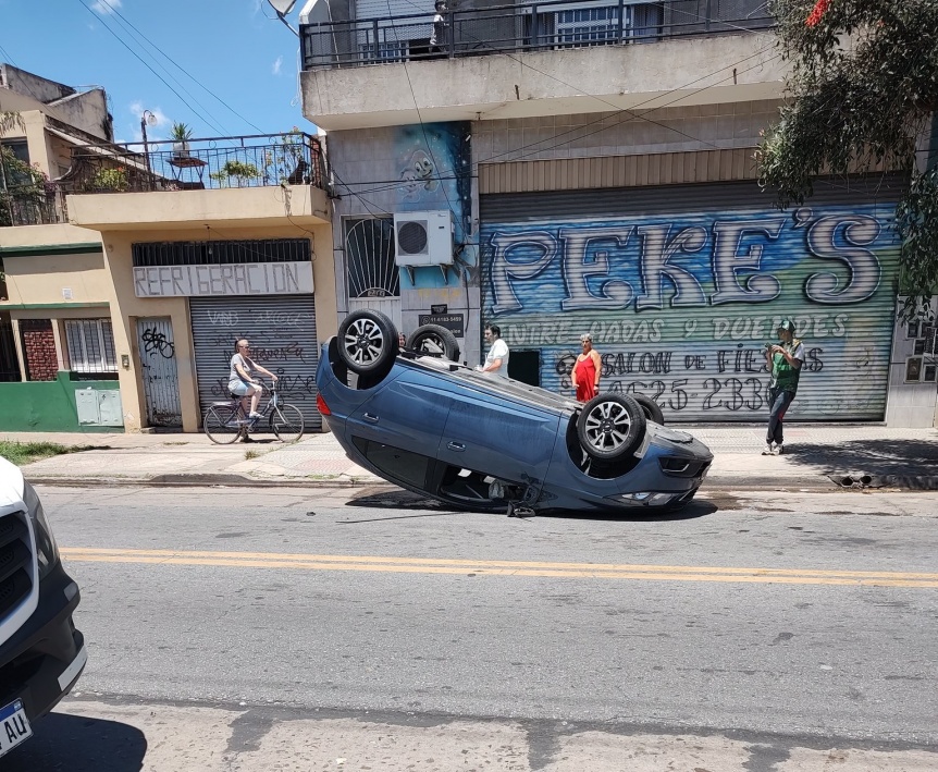 VIDEO | Film un auto volcado y se ri de su conductor en la cara