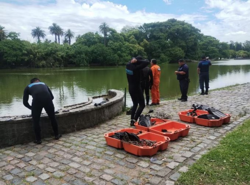 Contina la bsqueda del hombre que desapareci tras haber entrado a nadar a los lagos de Palermo