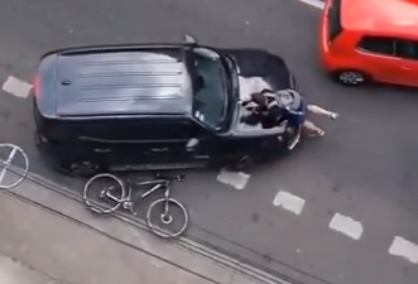 VIDEO | Choc a un ciclista y lo arrastr en el capot por una avenida