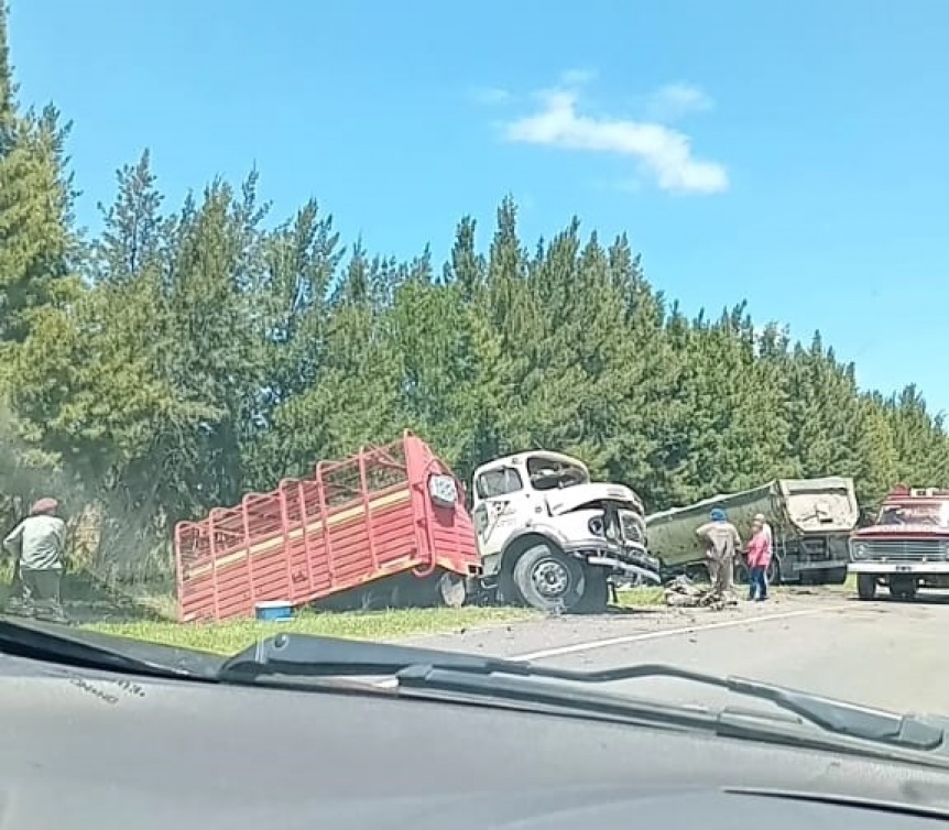 VIDEO | Brutal accidente: Dos camiones chocaron y quedaron fuera de sus carriles