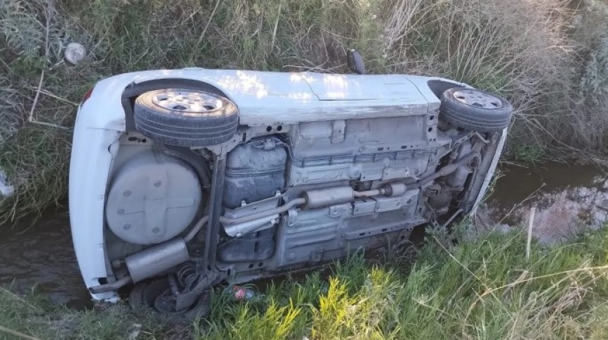 Un conductor alcoholizado perdi el control y volc en una zanja