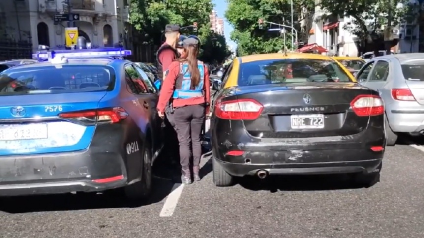 VIDEO | Taxista se qued dormido sobre Av. Rivadavia y la polica tard 20 minutos para despertarlo