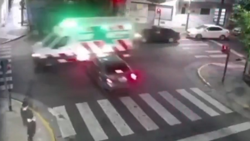 VIDEO | Un auto cruz en rojo y choc una ambulancia que se diriga a un accidente