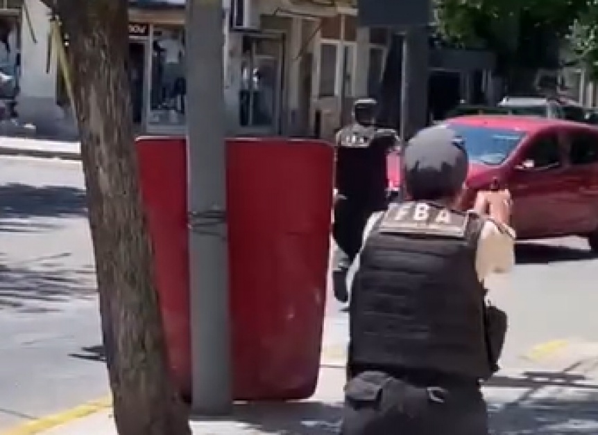 VIDEO | Vecinos y policas trataron de evitar el robo de un auto y no lo lograron