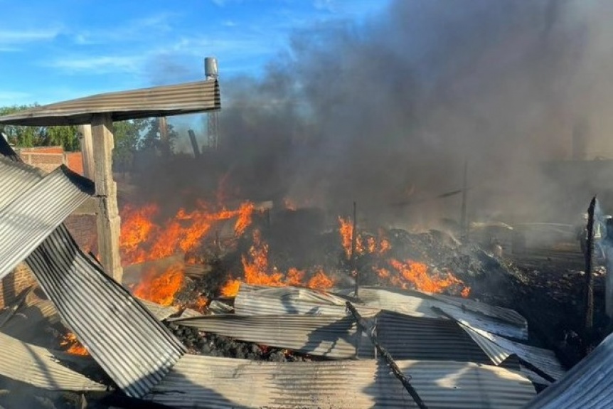 VIDEO | Voraz incendio destruy un depsito de telas en Lomas de Zamora