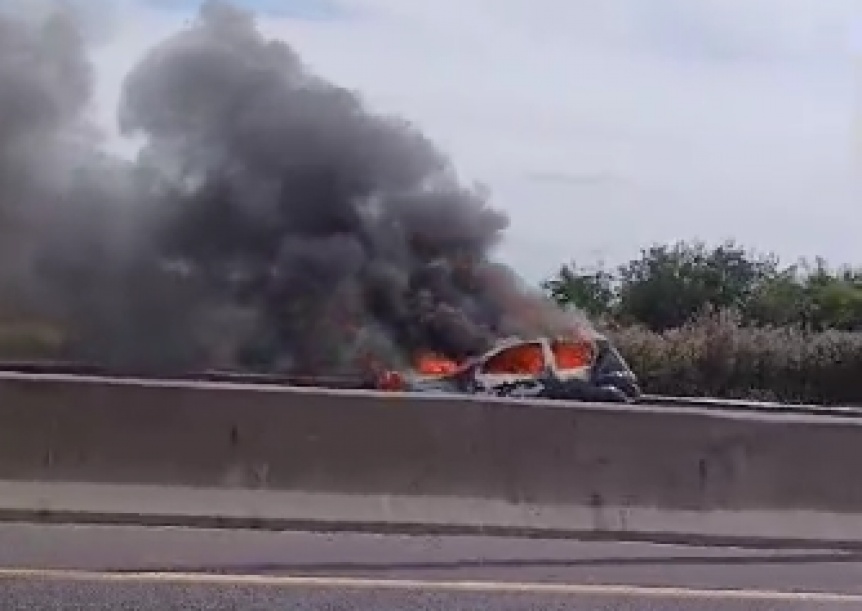 VIDEO | Feroz incendio de un auto en medio de la Autopista Buenos Aires - La Plata