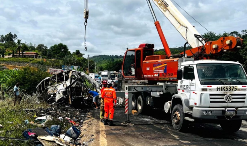 VIDEO | Tragedia en Brasil: Al menos 38 muertos por el choque e incendio de un micro