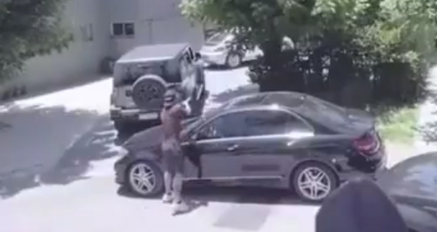 VIDEO | Un hombre rompi un auto con un palo de golf en un arrebato de violencia