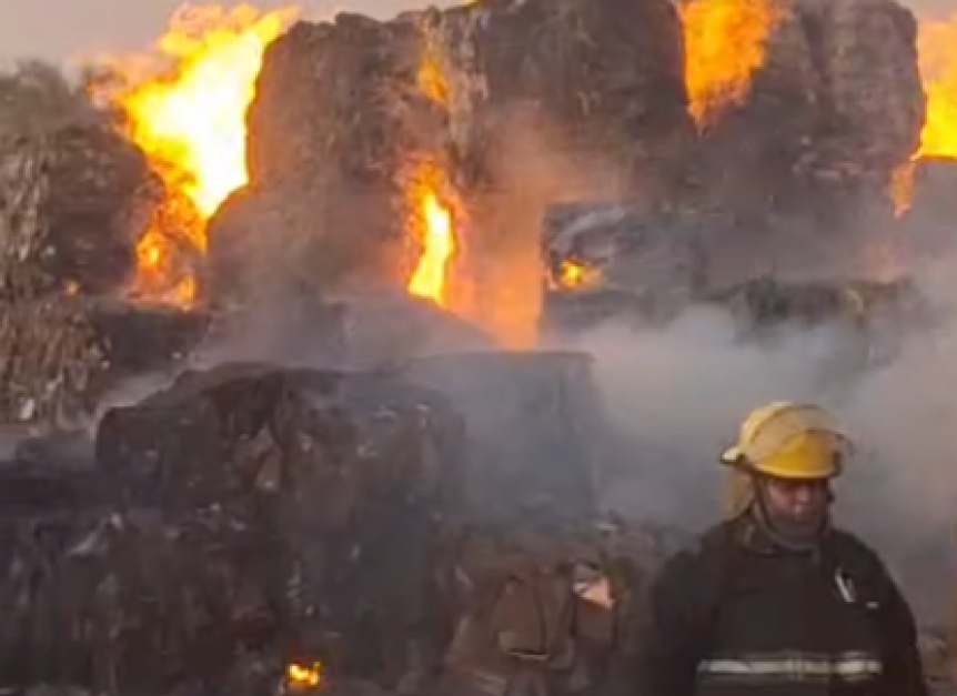 VIDEO | Impactantes imgenes del incendio en la papelera ex Zucamor