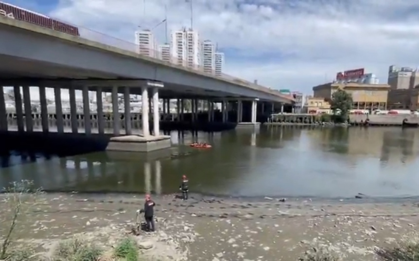 VIDEO | Rescataron el cuerpo sin vida de un hombre que se arroj a las aguas del Riachuelo