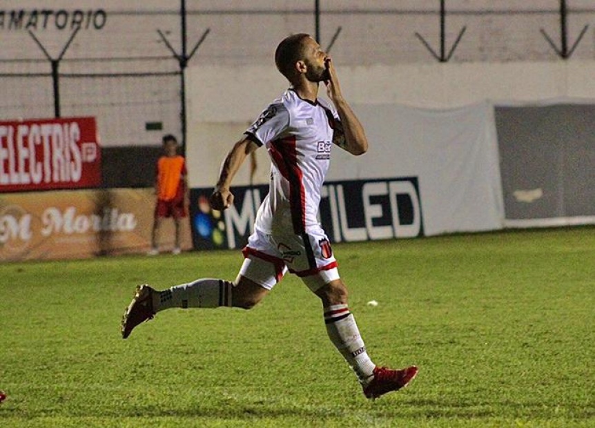 Van por Ezequiel Aguirre y esperan la firma de Fernando Torrent