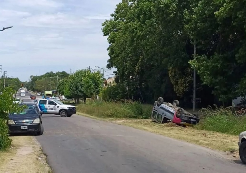 Una camioneta de la Municipalidad de La Plata volc y el conductor fue hospitalizado