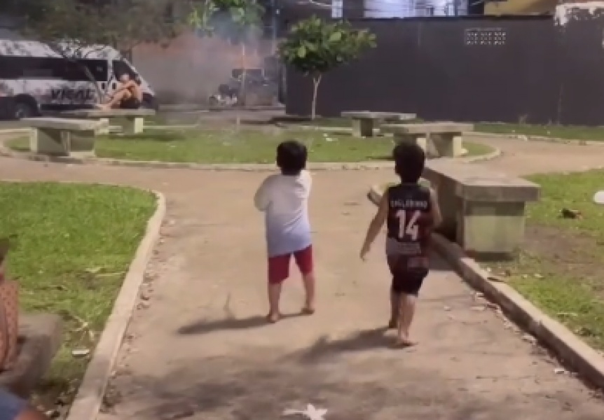 VIDEO | Le dieron pirotecnia a un nio en una plaza y casi ocurre una tragedia