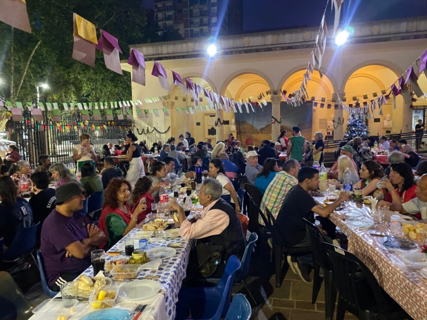 Se realiz la tradicional Cena de Nochebuena en el atrio de la Catedral de Quilmes