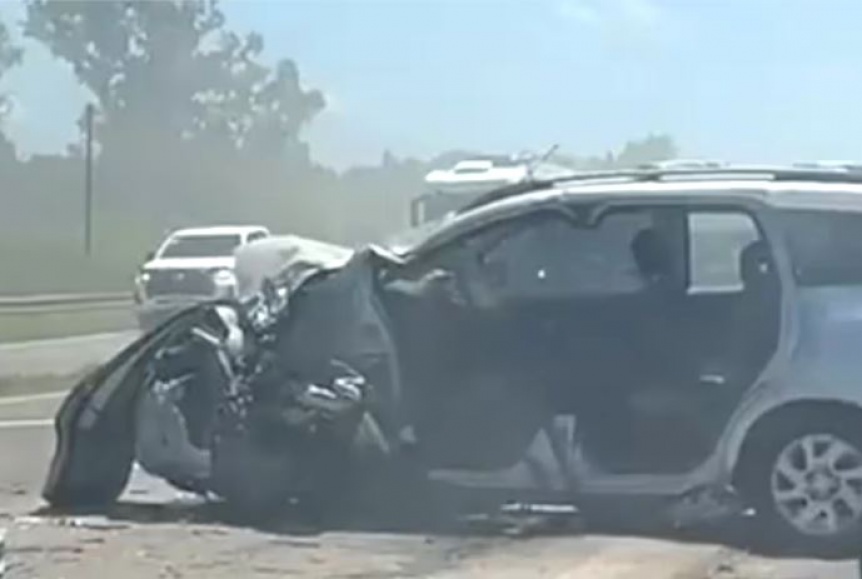 VIDEO | Un auto qued destruido sobre la ruta 12 tras un fuerte choque: Hay un muerto y un herido